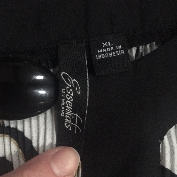 Pleated blouse with bell sleeves - Picture 4 of 8